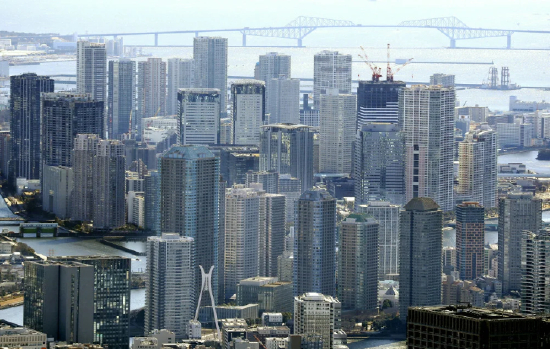 在东京市中心的临海地区聚集的塔型公寓等超高层建筑群