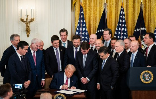 特朗普签署法案