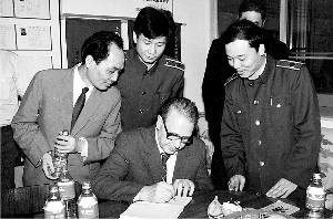 1992年，俄罗斯物价委员会代表参观后欣然留言，左一为龚培连。