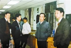 1987年终，时任“深发展”董事长刘自强（右二）慰问员工。