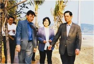 　　1999年11月，李广镇（右一）与时任盐田区委书记戴北方（左二）一起陪同时任广东省人大副主任张帼英（中）视察大梅沙。