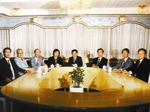 1990年，深圳发展银行董事会合影，右三为刘自强。