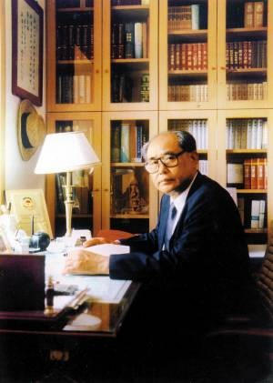 2005年，离休后的周溪舞在家中写作《亲历——深圳工业经济的崛起》。