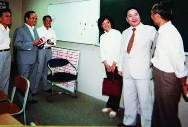 　　骆锦星（右一）与刘天就（右二）：一个是深圳第一个房地产公司负责人，一个是深圳特区第一个港商投资者。