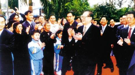 2000年2月22日，时任总书记、国家主席江泽民同志视察南岭村。
