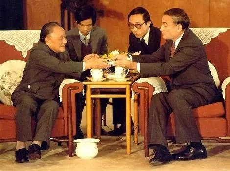 1986年邓小平会见纽约证券交易所董事长约翰·凡尔霖