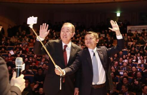 　　中央日报在显著的位置报道了马云在韩国的演讲，同时刊登了马云和韩国的国民骄傲-刚刚卸任的前联合国秘书长潘基文的自拍