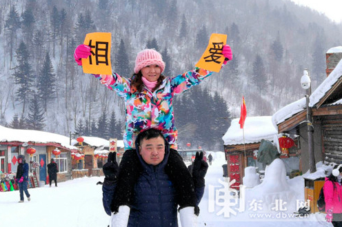 情侣在雪乡秀恩爱。