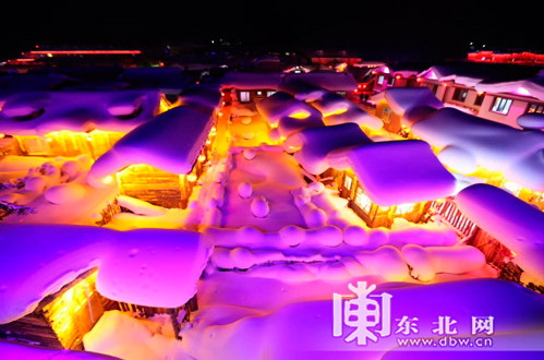 雪乡的夜晚，进入童话世界，游人如痴如醉。