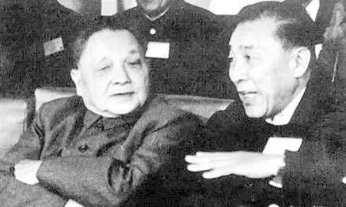 1984年1月28日，邓小平视察蛇口工业区时，听取袁庚的工作汇报和建设蛇口意见。