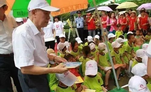 他是孩子们眼中慈祥的金爷爷。