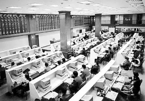 　　深圳证券交易所被一些人称为中国资本市场的“大儿子”。1990年12月1日，深圳证券交易所成立并进行试营业，称为中国内地两大证券交易所之一，以后便掀起一股炒股热潮。