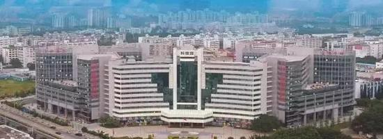 　　1985年，深圳即创办了科技工业园、科技商品交易所，推动了高新技术产业发展。科技人员自己办的企业叫什么？当时不好定义，就“模糊”称为民间科技企业。