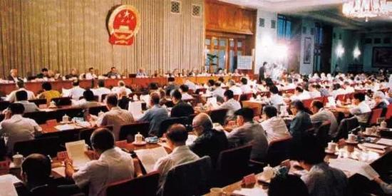 　　1992年7月1日，第七届全国人大常委会第26次会议，授权深圳市人大及其常委会根据具体情况和实际需求，受宪法的规定及法律和行政法规的基本原则，制定法规，在经济特区实施。