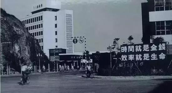 袁庚提出的“时间就是金钱，效率就是生命”，这句话语在一开始引起了广泛的争议。