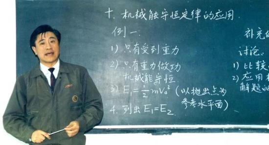 1986—1987学年，实验学校举行各类公开课，图为金式如校长上物理课。