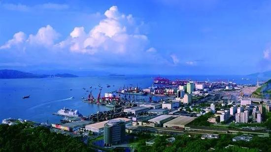 　　1982年月，菲律宾籍远洋货轮抵达蛇口港，这是靠泊蛇口港的第一艘外轮。1983年9月25日，经国务院批准，蛇口港成为国家正式对外开放口岸，也是中国第一个由企业投资自办、盈亏自负的港口。