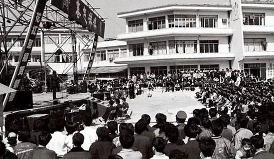 1985年，深圳电子工业总公司（赛格集团前身）成立，瞅准市场机会，筹划元器件配套市场。