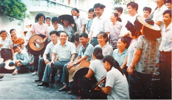 上个世纪八十年代，张伟基与党员群众谈心。