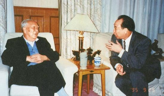 万里于1993年退休后，仍然心系深圳立法相关事宜。图为1995年，厉有为向其汇报工作，左一为万里