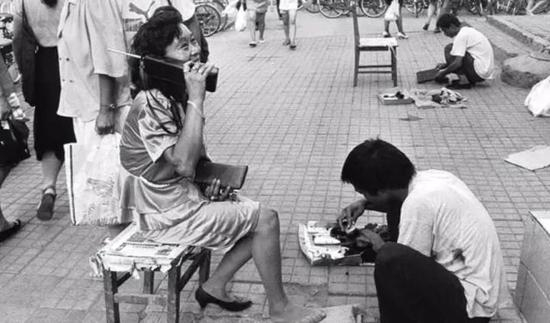 1988年，深圳移动电话开通，街头出现了“大哥大”。