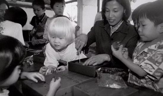 1997年，外资企业义工与福利院孤儿一起过中秋。