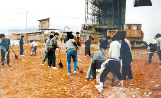 1986年，深圳实验学校教师自己动手整建中学部操场。