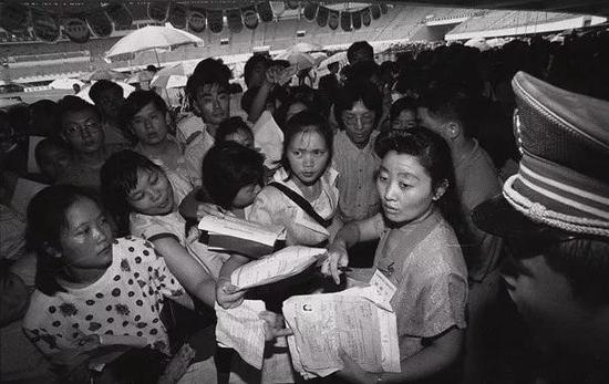 1998年，深圳体育馆举行全市下岗再就业招聘会。