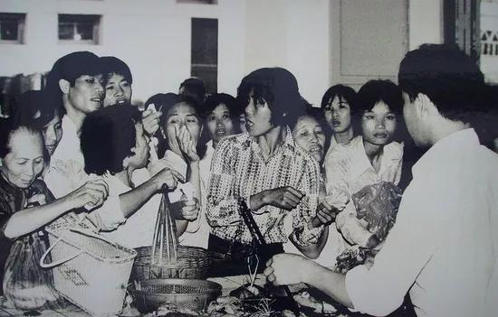 八十年代中期，物价震荡导致，猪肉摊档前也经常发生口角。