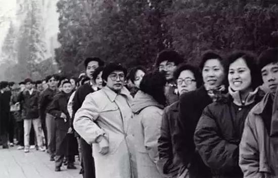 　　“现在流行炒房，90年的流行炒股”，当时全国各地包括港澳台涌来很多人到深圳炒股，很多人由此赚到第一桶金。