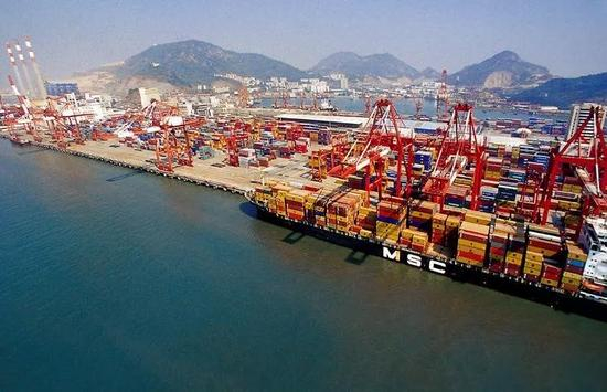 　　赤湾港三面环山，呈“U”型港湾，紧邻水深航道，多式联运俱全，是一个内河船舶和远洋水深军轮均能靠泊的河口良港。