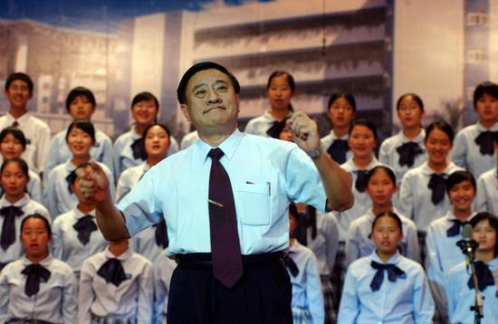 实验学校举办各类课外活动和社团，图为金式如在合唱团演出中。