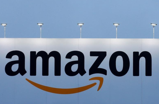 　　资料图片：2017年2月，法国北部Lauwin-Planque，亚马逊物流中心的企业标识。REUTERS/Pascal Rossignol/File Photo
