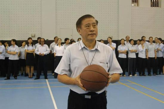 金式如在实验学校举办的篮球比赛活动中。