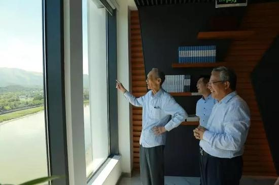 2017年8月29日，李灏第二次来到深圳创新发展研究院考察。研究院理事长张思平（右一）陪他参观。