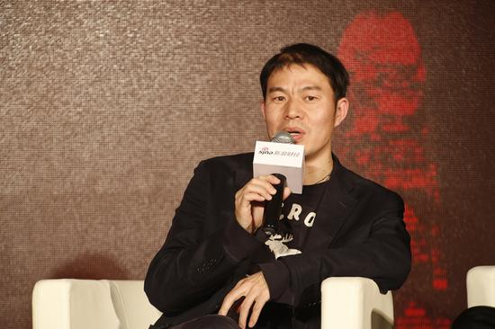 　　胡湘曾作为全国社保基金理事会投资团队创始成员，历任国内投资部、境外投资部等部门处长，负责并参与社保基金委外投资事务，此后曾任鹏华基金副总经理。图为胡湘于2017年3月22日出席新浪财经“2017港股通投资论坛”并发言。（图片来源：新浪财经）