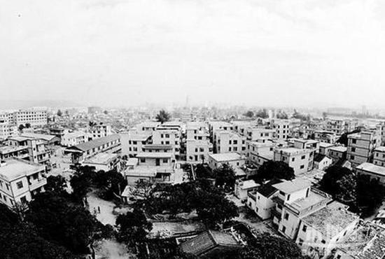 　　1992年，深圳福田中心区唯一的城中村岗厦村开始农村城市化改造，依靠政府征收集体土地的收入，当地居民家庭渐渐有了积蓄。