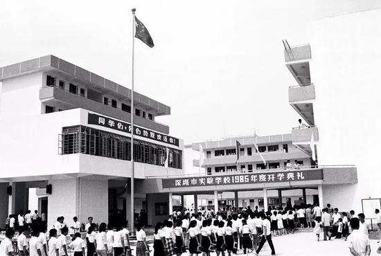 1985年9月1日，深圳实验学校启动开学。