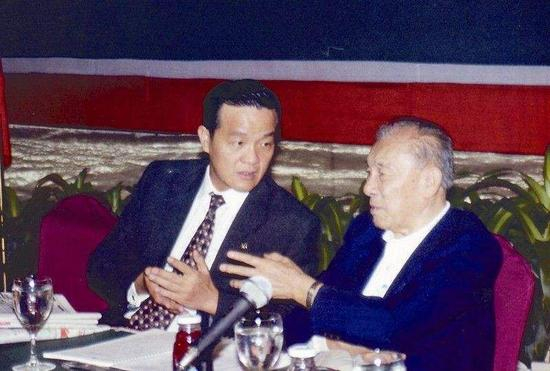 马明哲与招商局原常务副董事长袁庚。