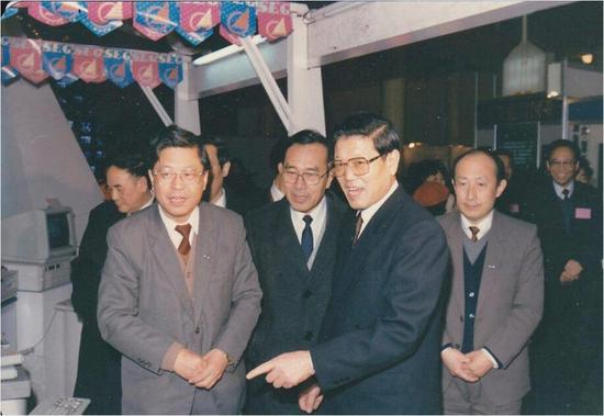 马福元陪同时任中国电子工业部部长李铁映（左一）视察赛格。