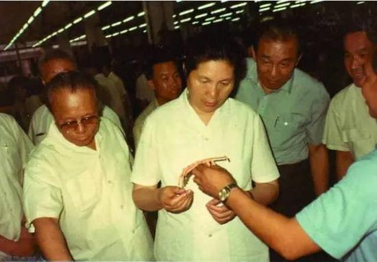 时任国务院副总理兼中国人民银行行长陈慕华在蛇口视察。