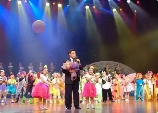 金式如与孩子们一起表演节目。