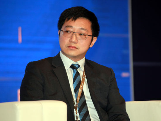 　　渣打银行中国财富管理部投资策略总监王昕杰，2015年12月1日参加新浪金麒麟论坛圆桌讨论。（图片来源：新浪财经）