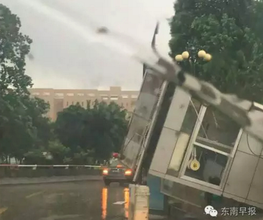 海景国际花园门口的岗亭已经被台风撼动“歇菜”了（高淑芬拍摄）