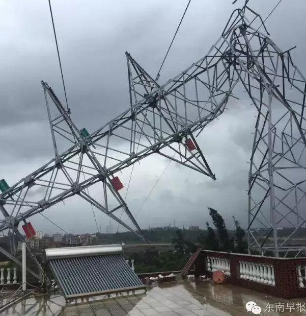 晋江110kV永东线#4塔，位于晋江永和镇西坑村，该塔建于1995年，受台风影响塔身被折断。