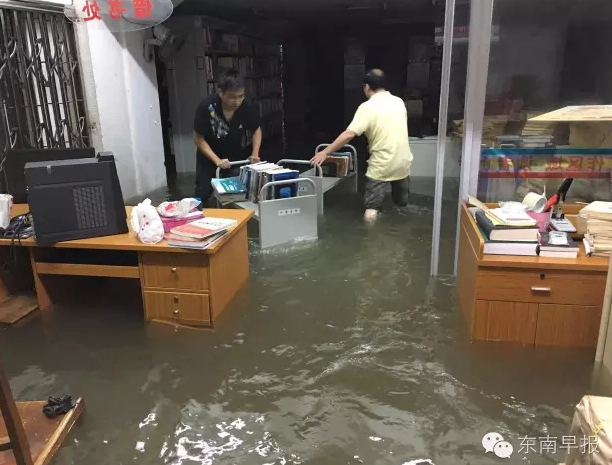 　　图书馆已成泽国，半个小时时间里，大水淹入馆近半米，值班人员8-9人，从早上5点多抢救到现在，无济于事，水越淹越高，外面马路淹1米，水正往馆里淹。