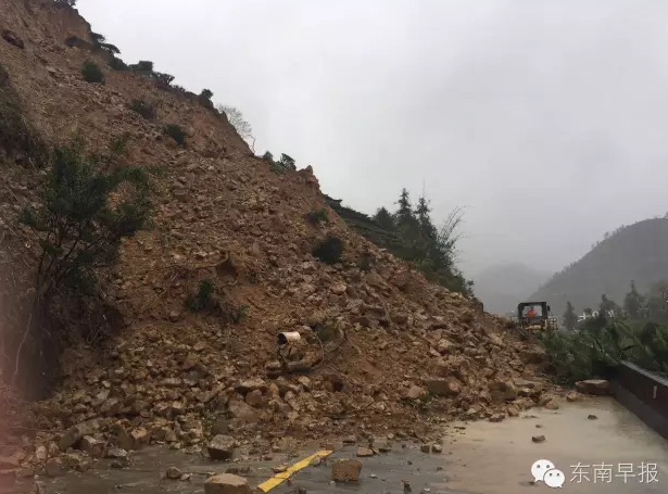 　　15日凌晨，受台风影响，安溪县道西坪西源村溜土石方长22*16*1.1，交通受阻。安溪公路分局西坪公路站立即组织抢险。（罗剑生 林爱萍文/图）