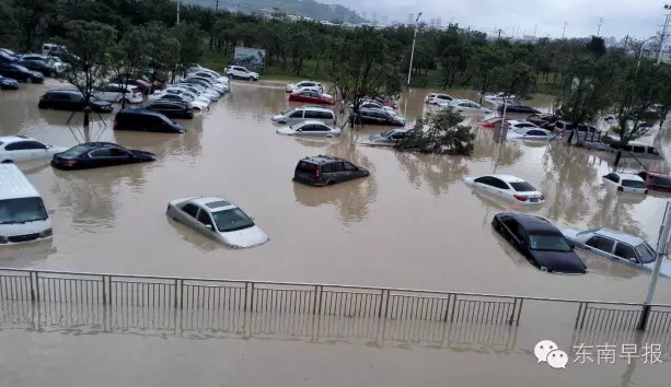 泉州动车站前停车场水淹严重