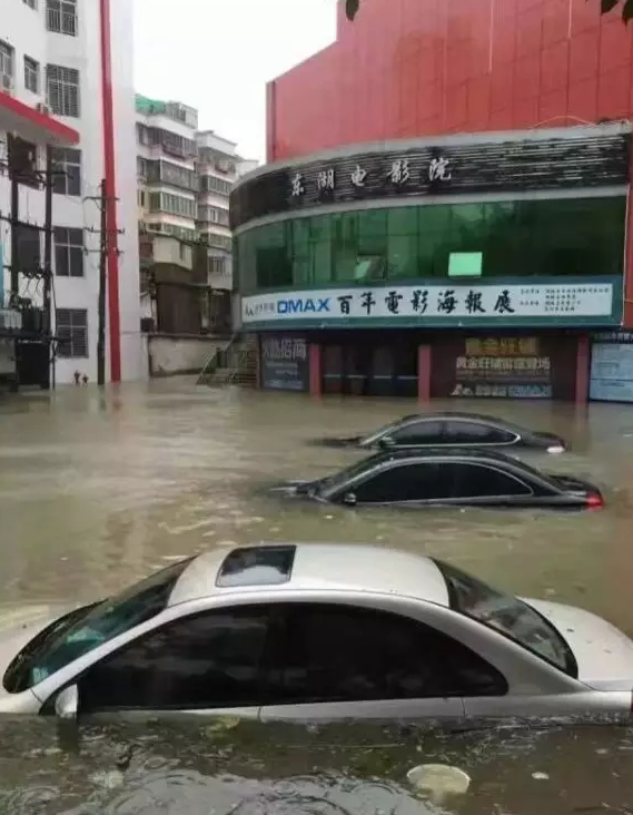 东湖电影院积水严重。