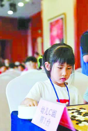 李心愉下棋时非常专注